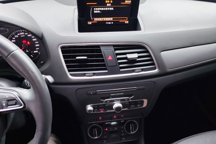 Audi Q3 2018 car image #13