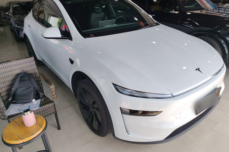 Tesla Model Y 2026 #4 Tesla Model Y 2026 car image #4