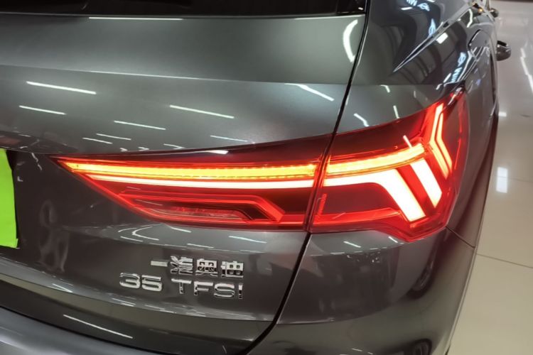 Audi Q3 2021 car image #8