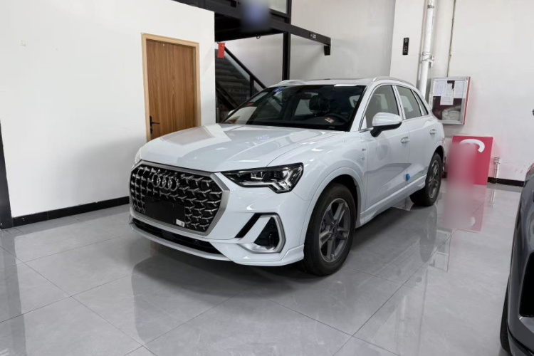 Audi Q3 2024 car image #2