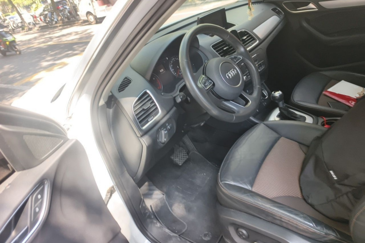 Audi Q3 2018 car image #9