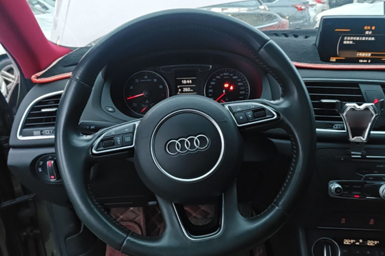 Audi Q3 2019 car image #11