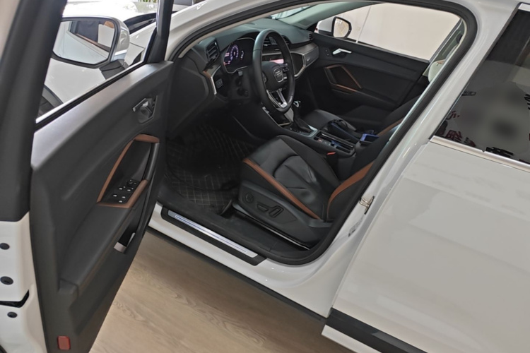 Audi Q3 2021 car image #16