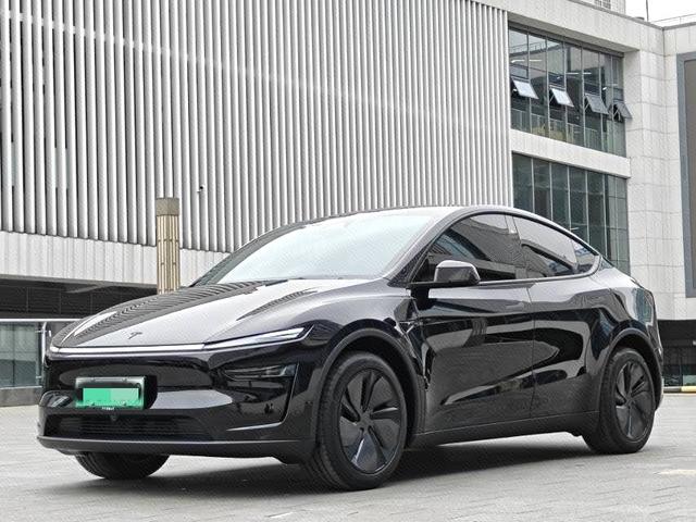 Tesla Model Y 2026 #10 Tesla Model Y 2026 car image #10