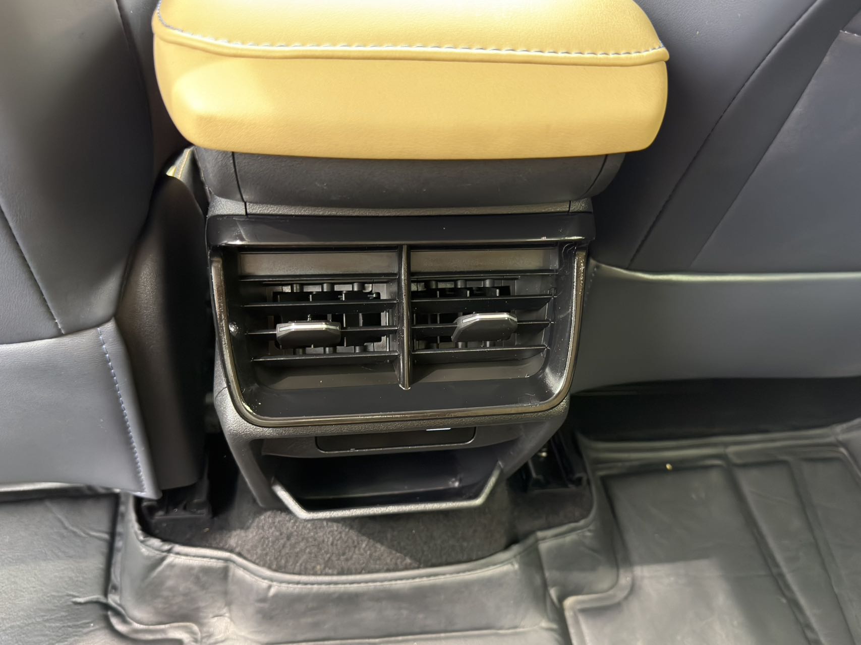 GEELY Boyue L 2023 car image #14