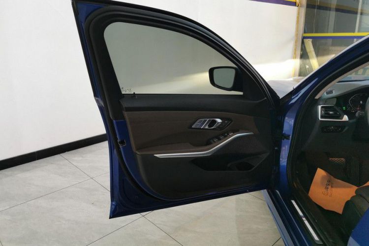 BMW 3 Series 2020 car image #20