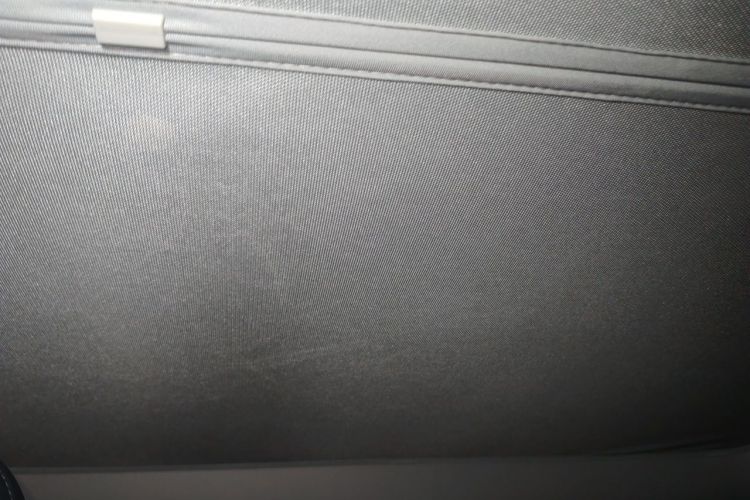 Tesla Model Y 2025 immagine di auto #16
