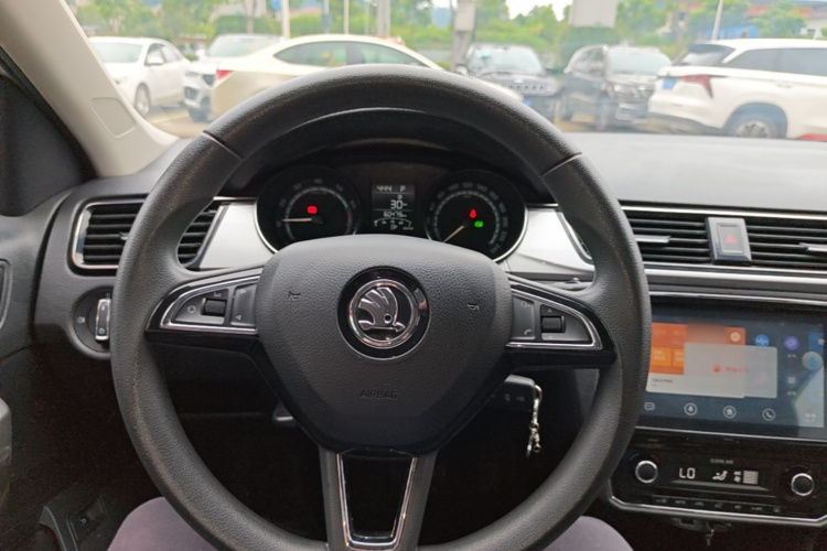 Skoda Rapid 2021 immagine di auto #11
