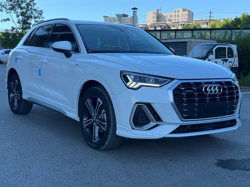 Audi Q3 2020 car image #2