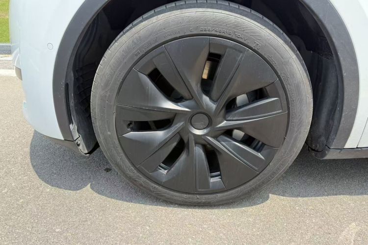 Tesla Model Y 2023 car image #9