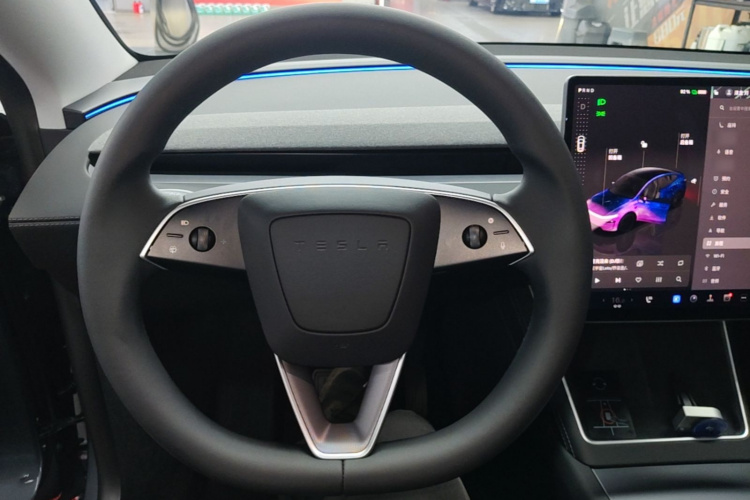 Tesla Model Y 2025 #11 Tesla Model Y 2025 car image #11