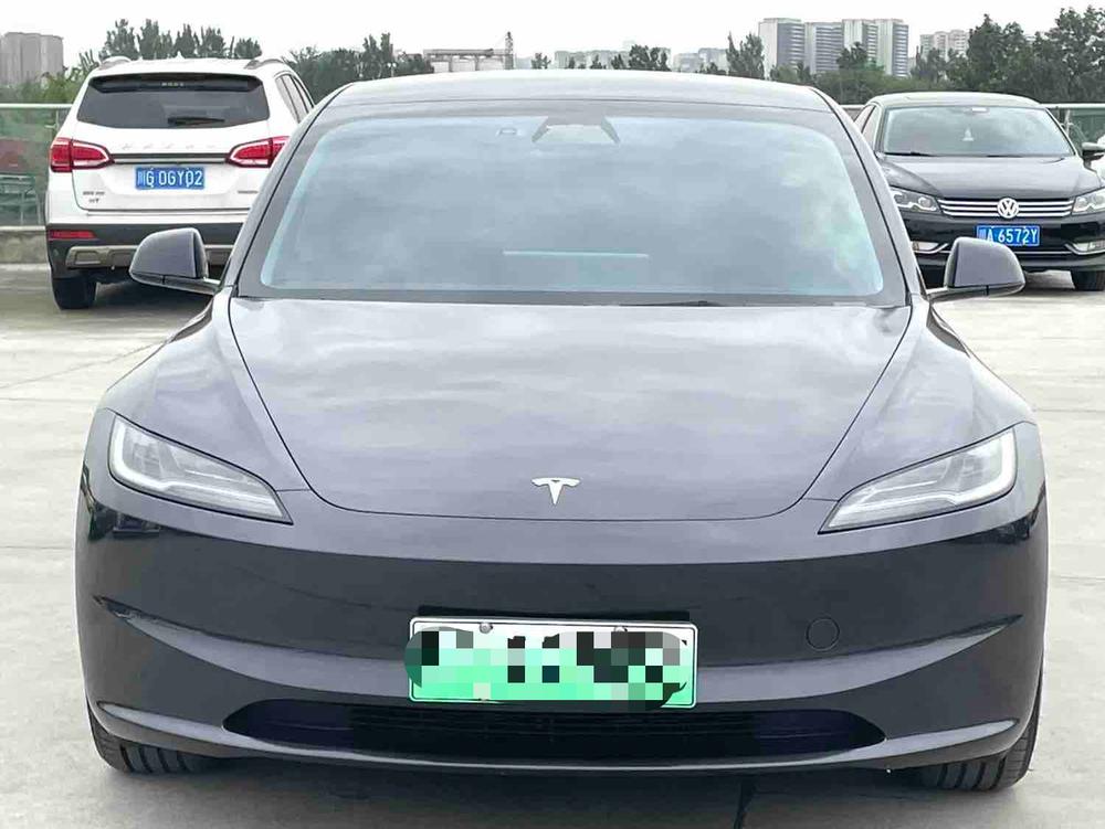 Tesla Model 3 2025 car image #2