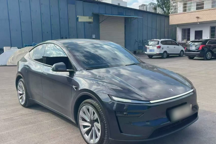 Tesla Model Y 2025 #4 Tesla Model Y 2025 car image #4