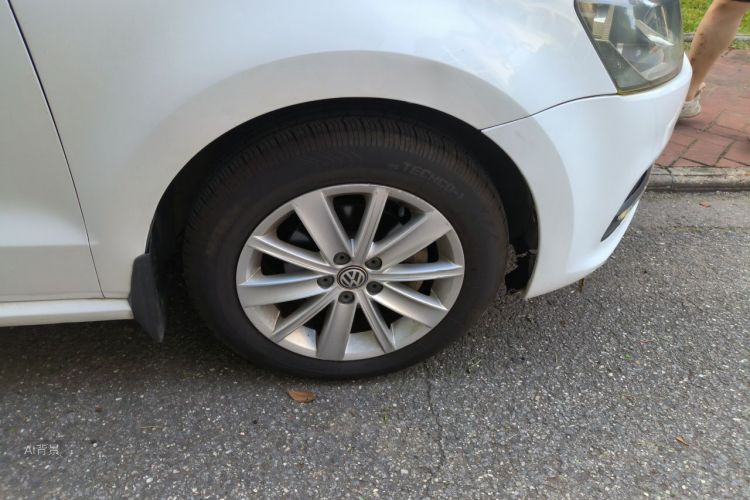 Volkswagen Polo 2015 car image #9