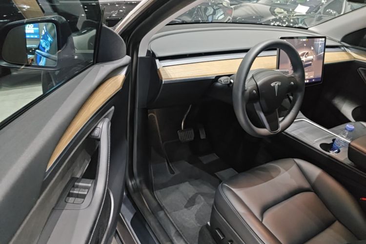 Tesla Model Y 2023 #16 Tesla Model Y 2023 car image #16