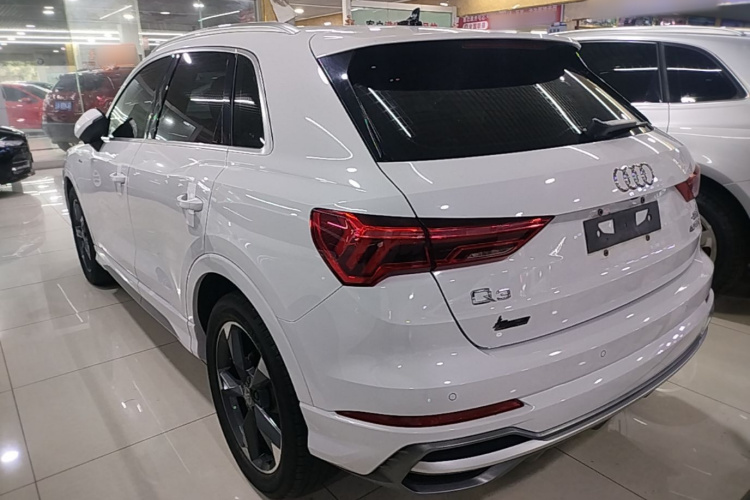 Audi Q3 2020 car image #5