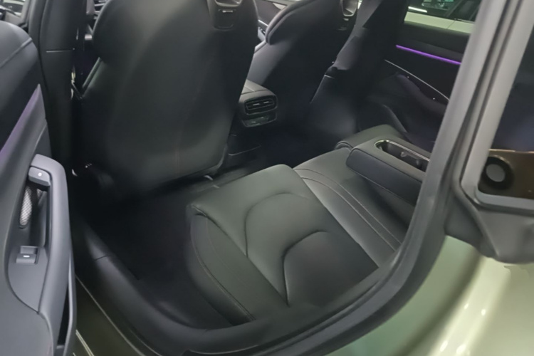 MI SU7 2025 immagine di auto #17