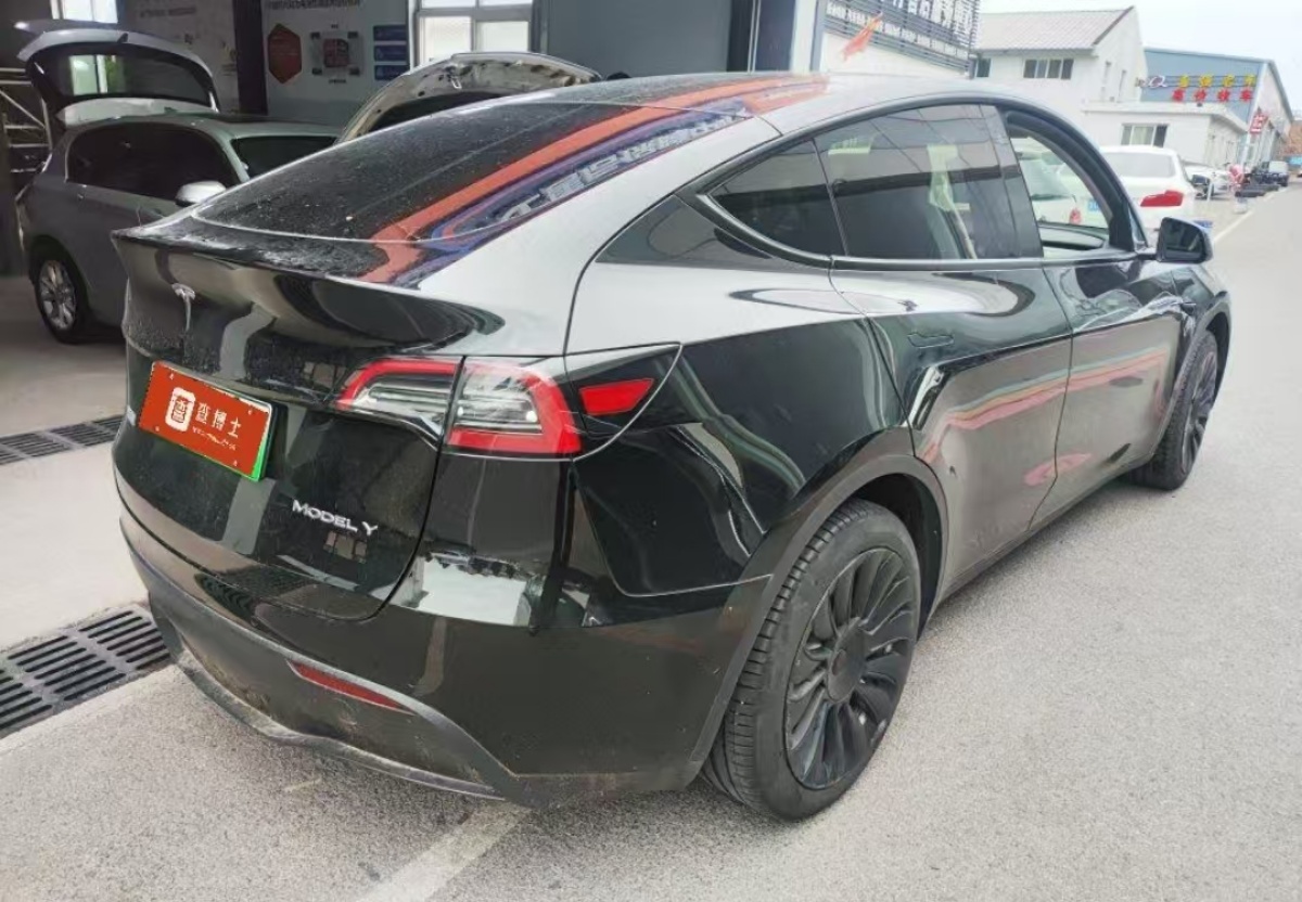 Tesla Model Y 2023 car image #2