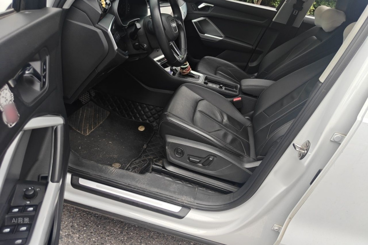 Audi Q3 2019 car image #18