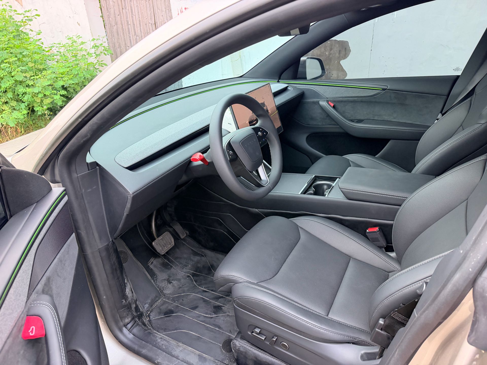Tesla Model Y L 2026 #2 Tesla Model Y L 2026 car image #2