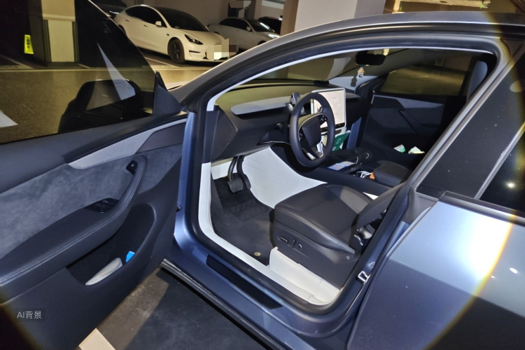 Tesla Model Y 2025 immagine di auto #18