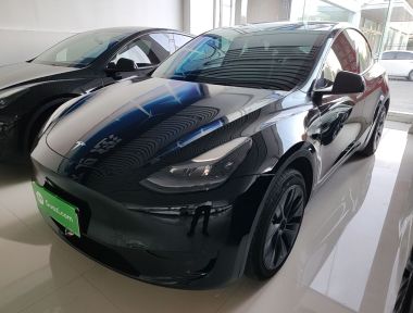 Tesla Model Y 2024 immagine di auto 