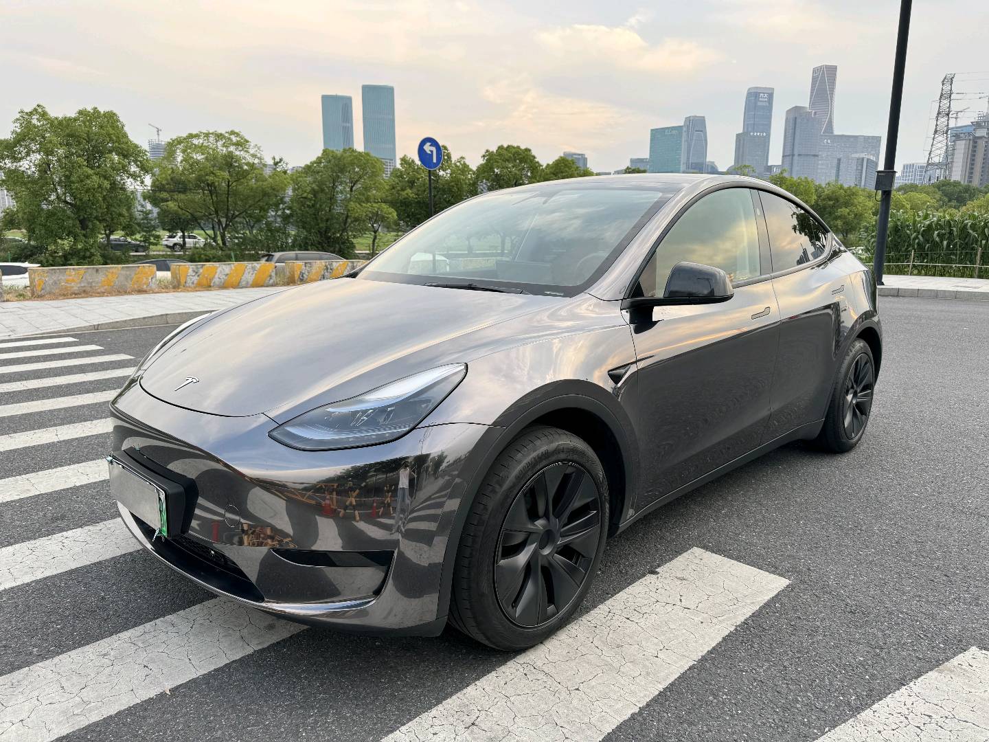 Tesla Model Y 2024 #2 Tesla Model Y 2024 car image #2