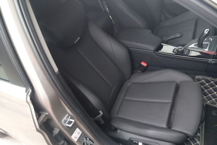 BMW 3 Series 2018 immagine di auto #24