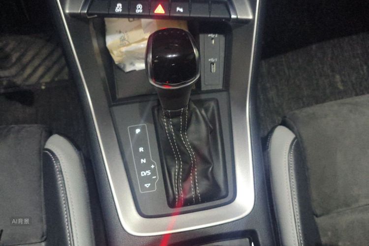 Audi Q3 2020 car image #16