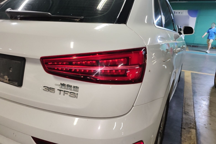Audi Q3 2018 car image #8