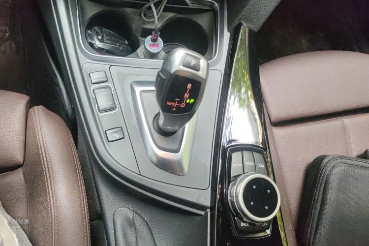 BMW 3 Series 2018 car image #16