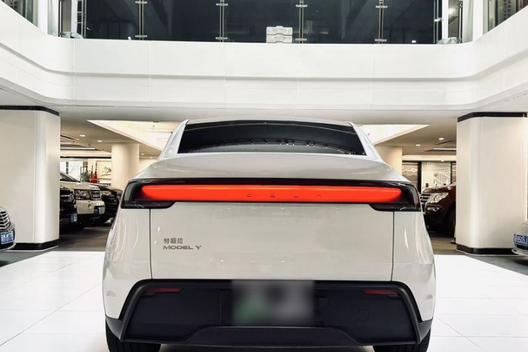 Tesla Model Y 2025 #7 Tesla Model Y 2025 immagine di auto #7