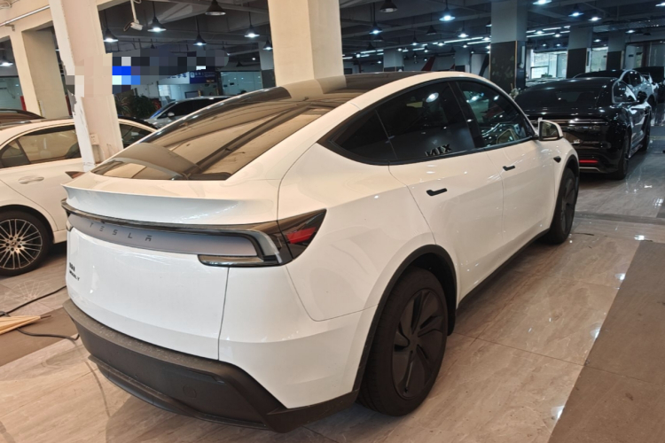 Tesla Model Y 2026 #7 Tesla Model Y 2026 car image #7