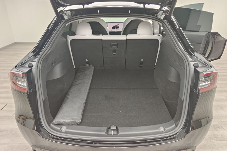 Tesla Model Y 2023 car image #19
