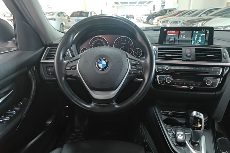 BMW 3 Series 2019 car image #11