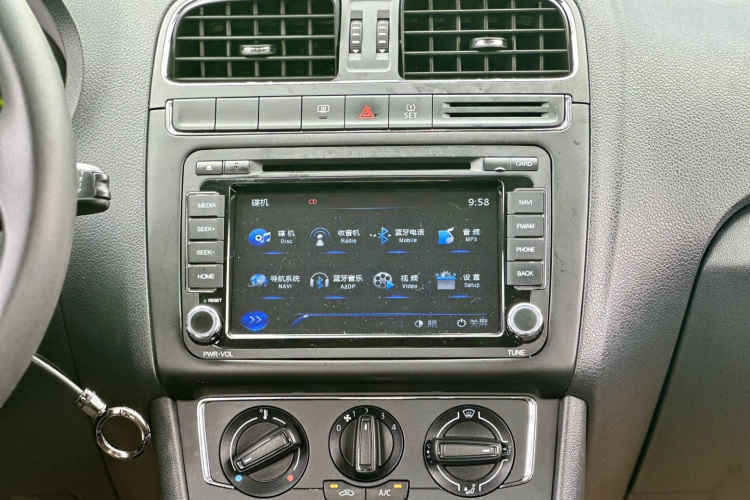 Volkswagen Polo 2015 car image #16