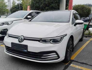 Volkswagen Golf 2023 immagine di auto 