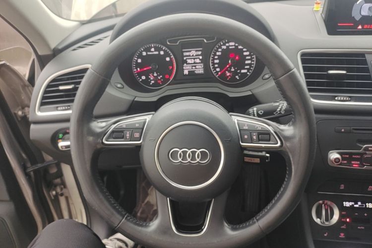 Audi Q3 2015 car image #11