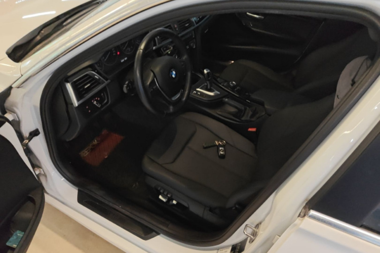 BMW 3 Series 2017 immagine di auto #16