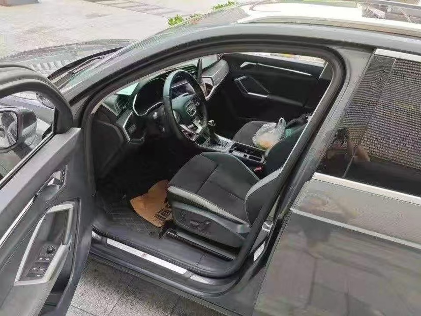 Audi Q3 2022 car image #2
