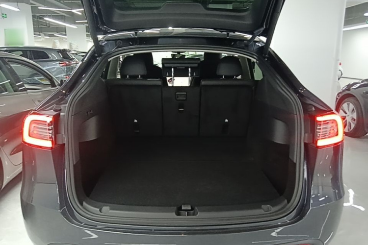 Tesla Model Y 2024 #19 Tesla Model Y 2024 car image #19