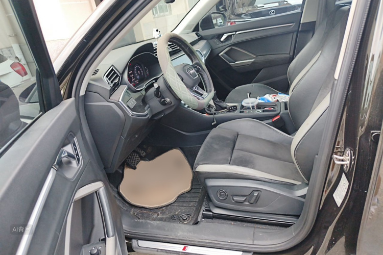 Audi Q3 2020 car image #17