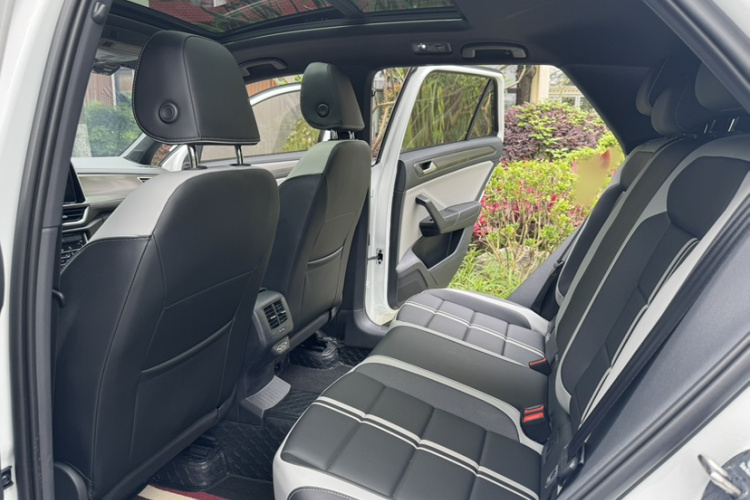 Volkswagen T-Roc 2025 car image #14
