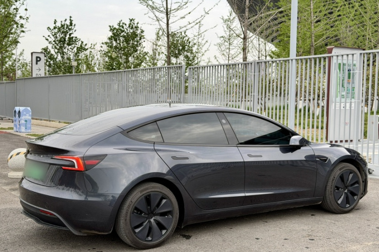 Tesla Model 3 2024 immagine di auto #7