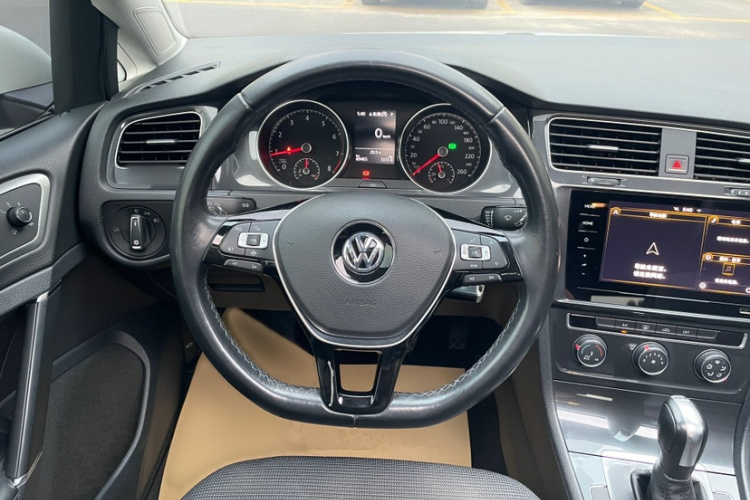 Volkswagen Golf 2019 car image #10