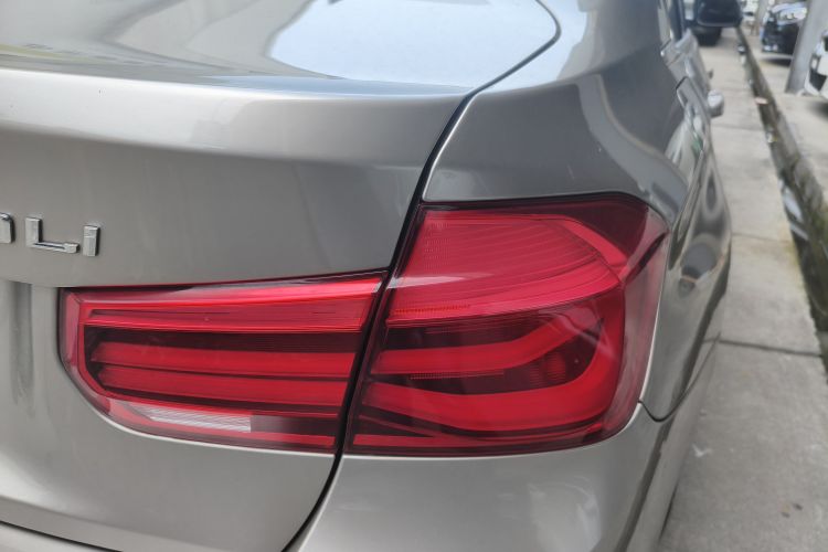 BMW 3 Series 2018 #8 BMW 3 Series 2018 car image #8