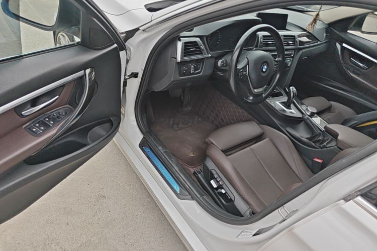 BMW 3 Series 2017 car image #12