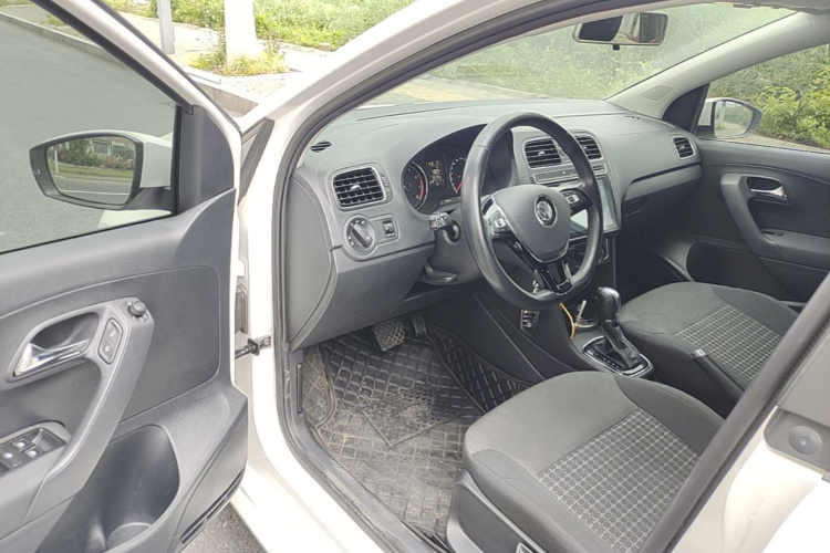 Volkswagen Polo 2017 car image #16