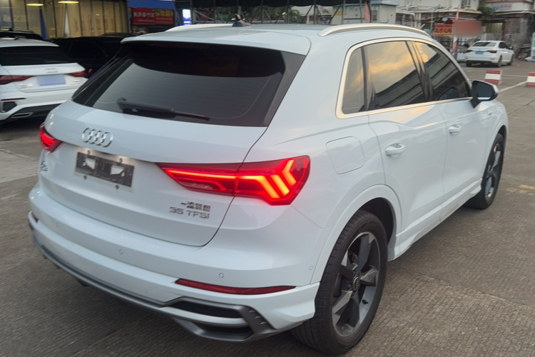 Audi Q3 2022 car image #5