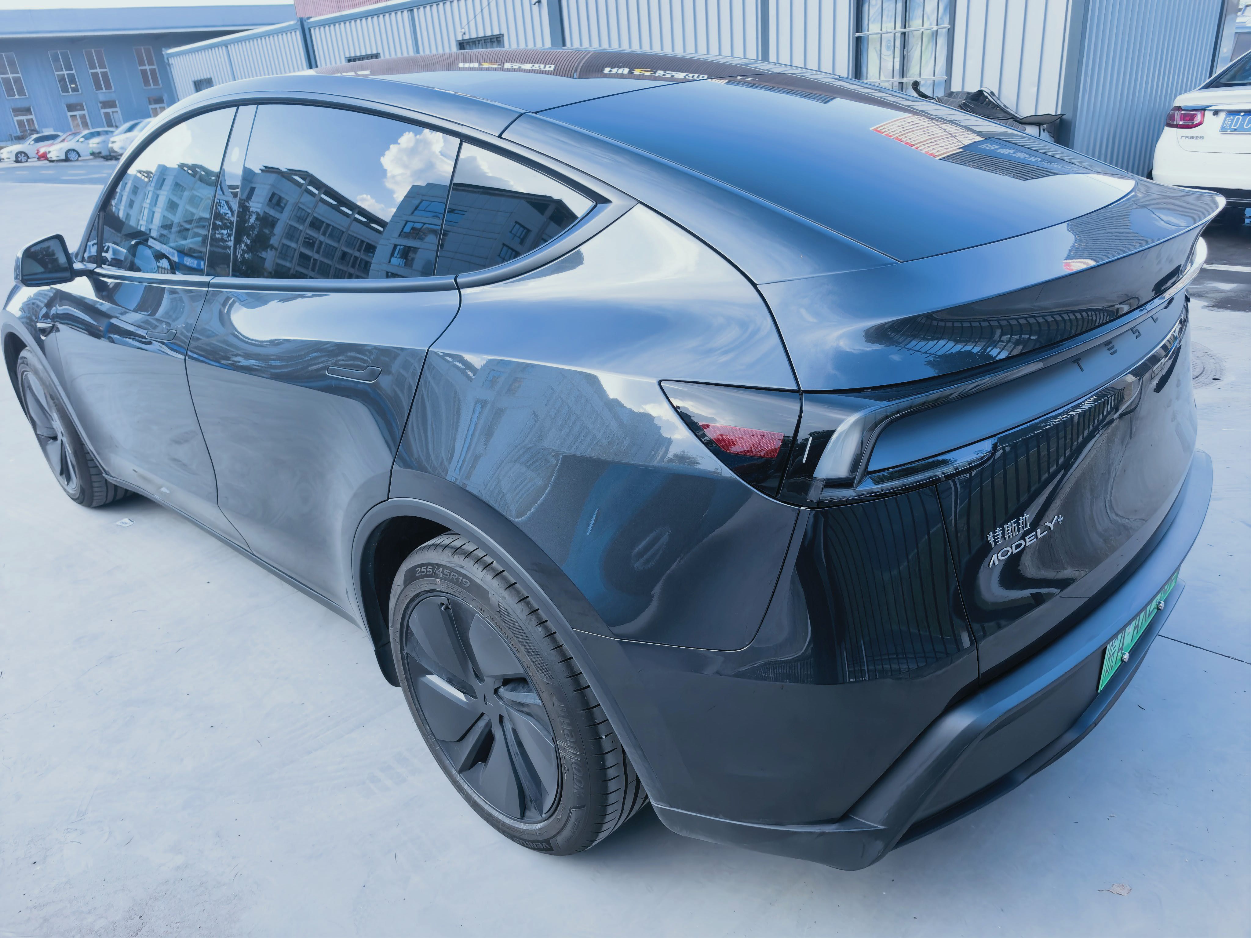 Tesla Model Y 2025 #6 Tesla Model Y 2025 car image #6